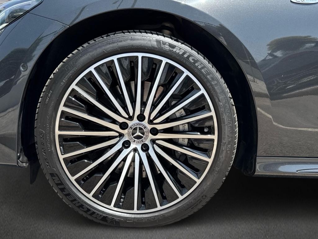 E 300 DE BERLINA CON TECNOLOGÍA HÍBRIDA EQ
